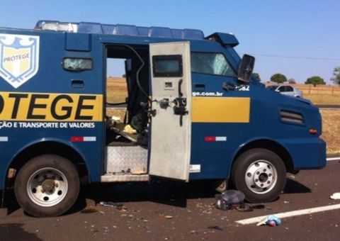 Grupo explode carro-forte, mata vigia e atira em PMs em rodovia de SP