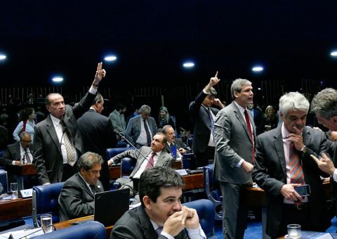 Senado aprova teto de gastos que começa em 2017