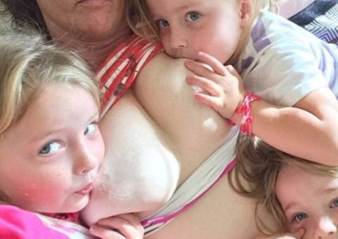 Cansada, mãe continua amamentando trigêmeos de 5 anos 