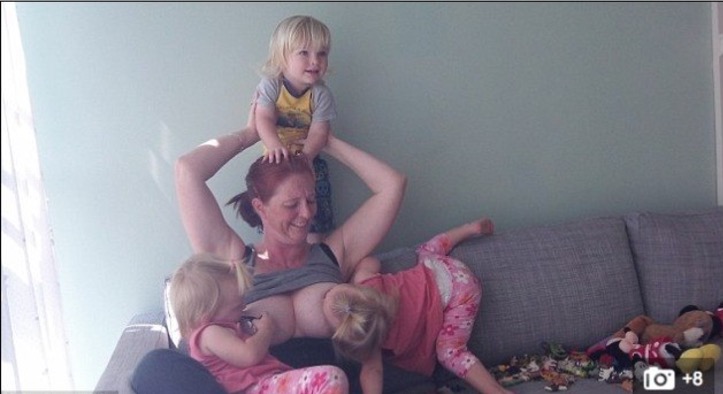 Cansada, mãe continua amamentando trigêmeos de 5 anos 