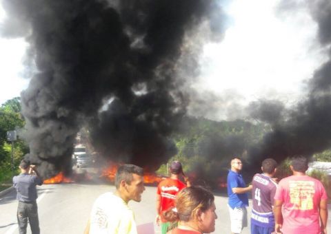 Manifestantes interditam BR-174 e trânsito fica caótico