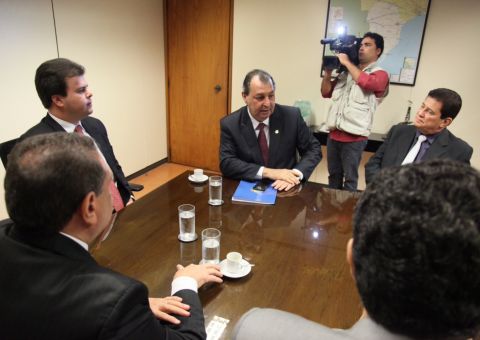 Ministro de Minas e Energia promete diagnóstico sobre apagões em Manaus