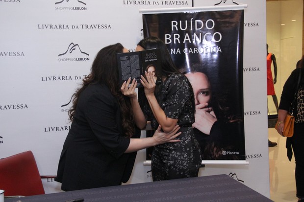 Letícia Lima e Ana Carolina dão beijo em lançamento de livro