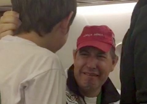 Rafael Henzel reencontra filho, ainda no avião; Veja vídeo