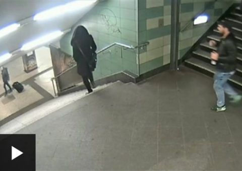 Vídeo mostra mulher agredida brutalmente pelas costas por desconhecido