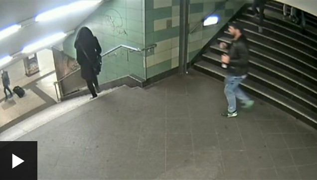 Vídeo mostra mulher agredida brutalmente pelas costas por desconhecido