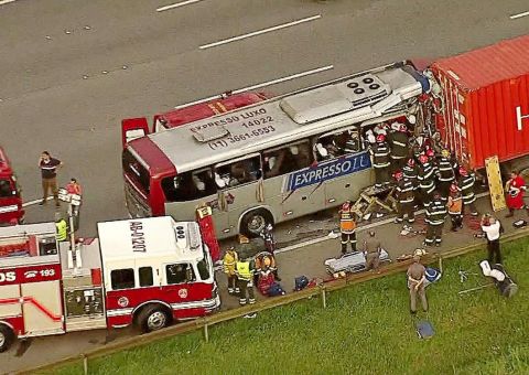 Grave acidente entre ônibus e caminhão deixa 21 feridos em São Paulo