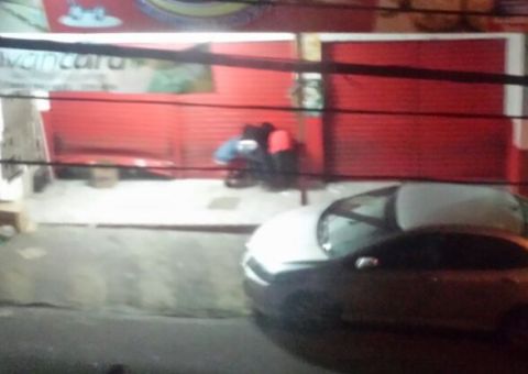  Trio arromba mercadinho para roubar produtos de beleza na Zona Oeste de Manaus 