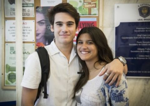 Nicolas Prattes e Giulia Costa vão juntos ao cinema após rumores de affair