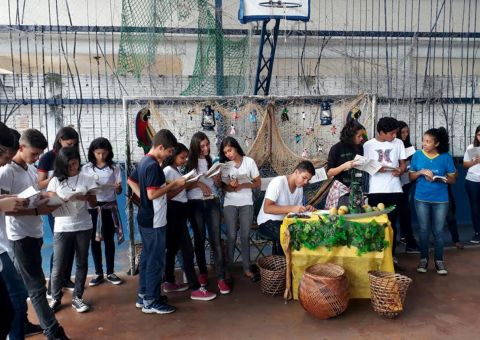 Pais de bebês prematuros trocam experiências sobre método canguru 