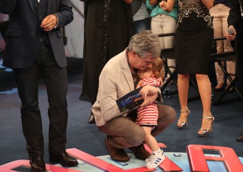 Serginho Groisman mostra filho pela primeira vez na TV
