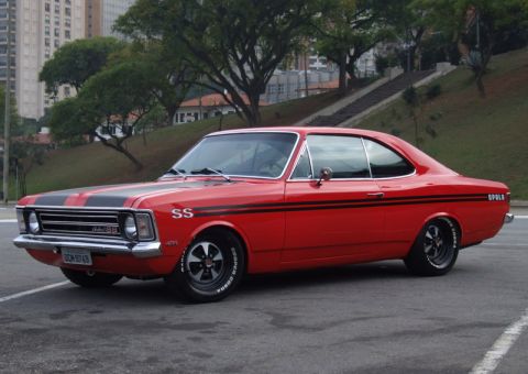 Exposição de carros antigos arrecada alimentos para instituição beneficente  