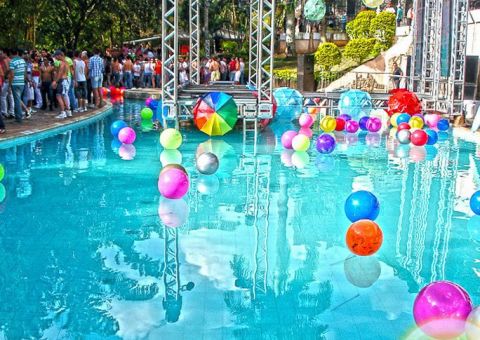 Domingo tem Wet Party - Uma balada na piscina