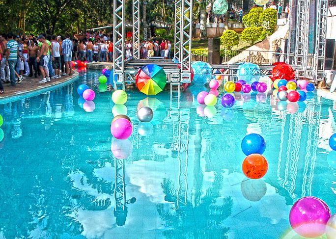Domingo tem Wet Party - Uma balada na piscina