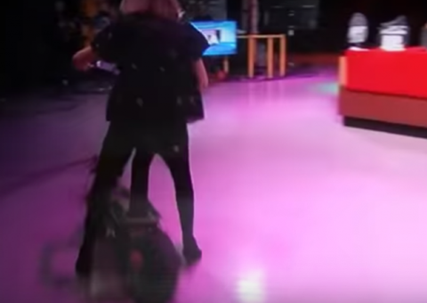 Apresentadora sofre acidente durante exibição de programa ao vivo 