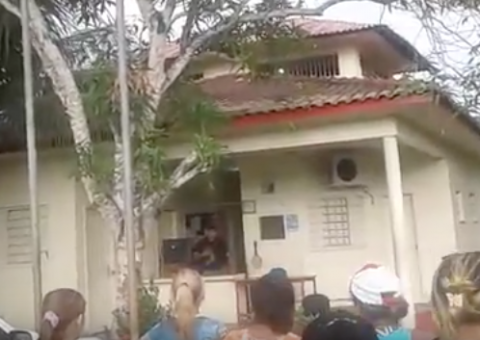 Revolta: Moradores fazem protestos após suposto assassino fugir de prisão no AM