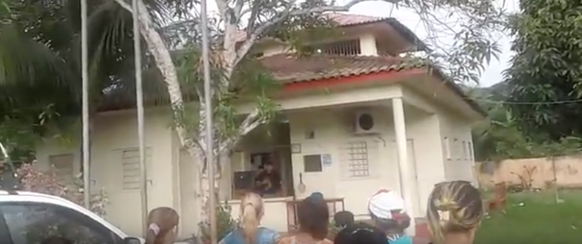 Revolta: Moradores fazem protestos após suposto assassino fugir de prisão no AM