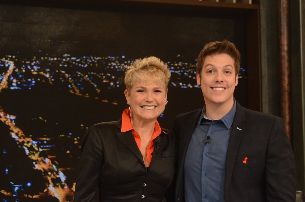 Xuxa conta detalhes do que passou após raio atingir seu avião