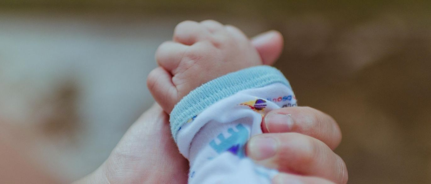 Recém-nascida é encontrada dentro de bolsa na rua