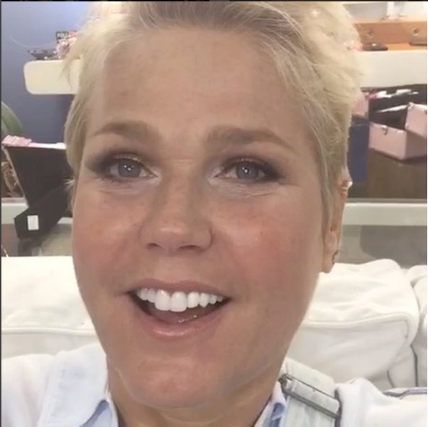 Xuxa é chamada de velha na internet e rebate