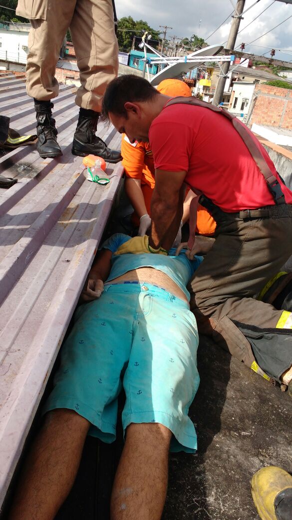 Trabalhador morre eletrocutado ao usar escada em Manaus