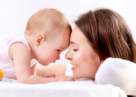 Falar com voz infantil com os filhos ajuda a desenvolver o cérebro do bebê