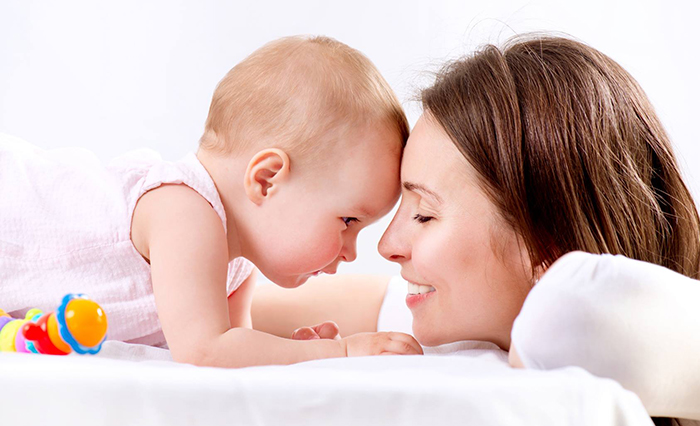 Falar com voz infantil com os filhos ajuda a desenvolver o cérebro do bebê