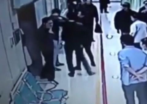 Donos de funerária brigam para cremar pessoa que ainda não morreu 