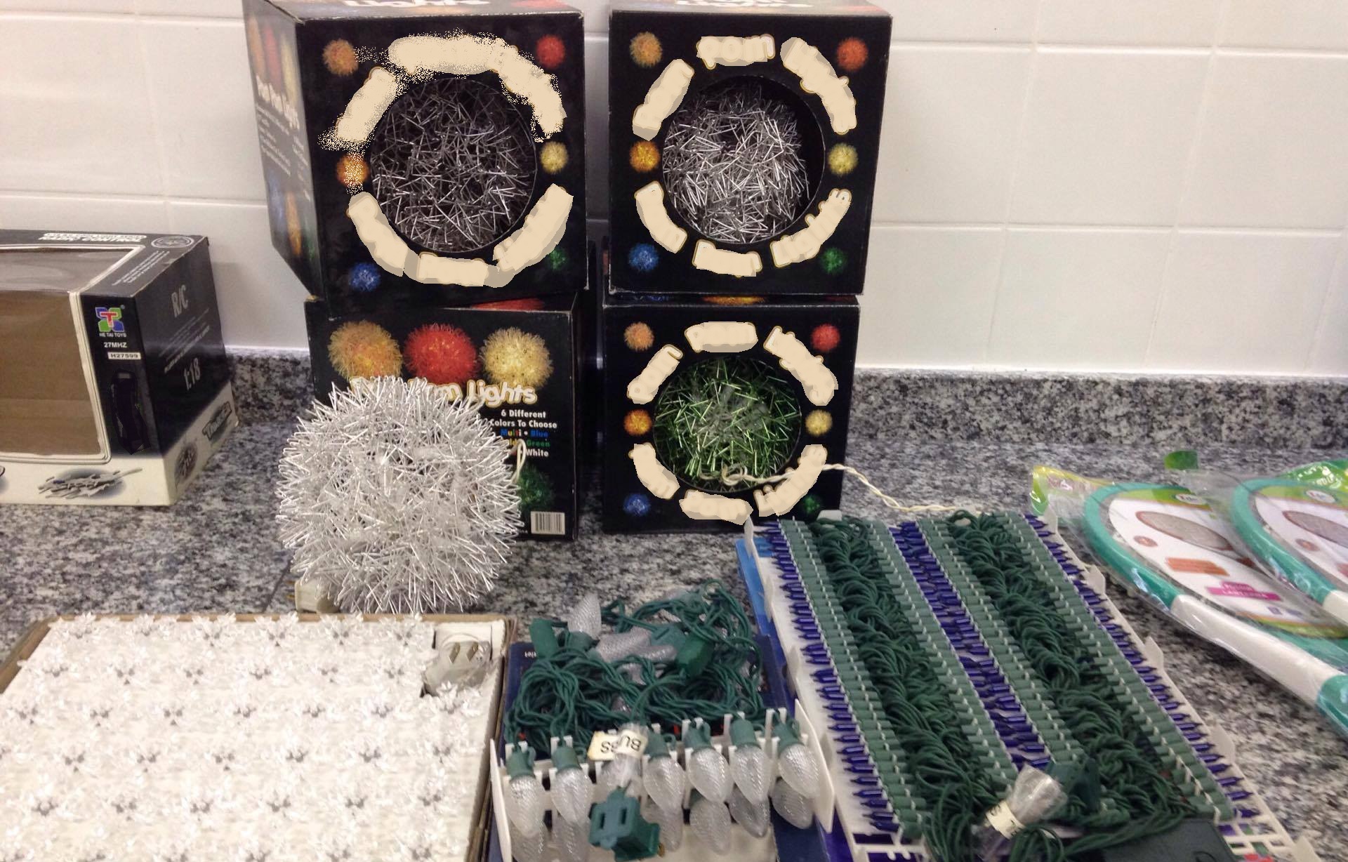 Em Manaus, mais de 1.800 produtos natalinos são reprovados durante fiscalização 