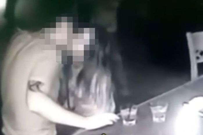Ousados, pombinhos não conseguem se segurar e fazem sexo em bar