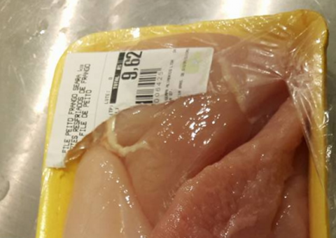 Mulher indignada desabafa no facebook após encontrar algo em frango