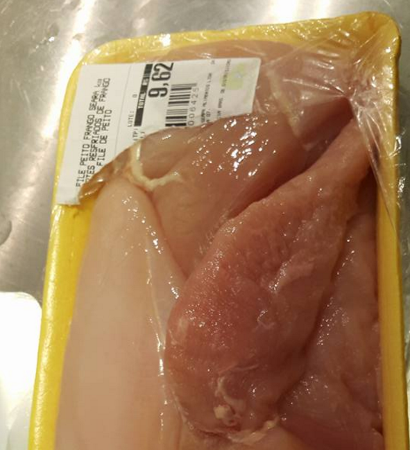 Mulher indignada desabafa no facebook após encontrar algo em frango