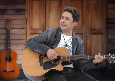 Cervejaria Rio Negro recebe show do cantor Tom Cleber neste sábado  