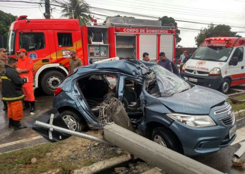 Carro bate em poste e deixa dois feridos em Manaus