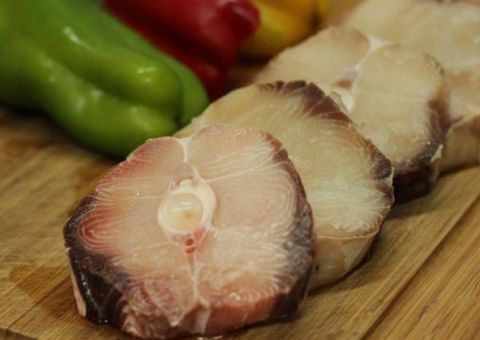 Doença misteriosa causa dores e deixa urina preta; peixe pode ser causa