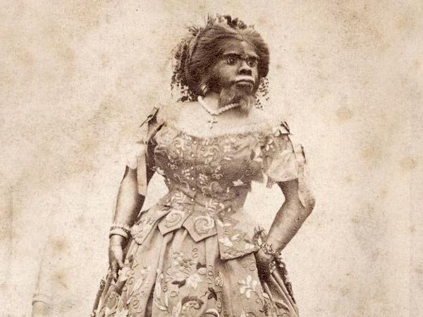 Mulher mais feia do mundo é enterrada após 150 anos 