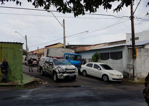 Família é feita refém por trio dentro de casa em Manaus