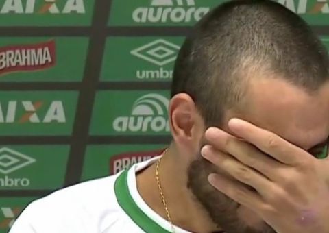 Alan, da Chapecoense, chora, pensa em jogar e fala em milagre
