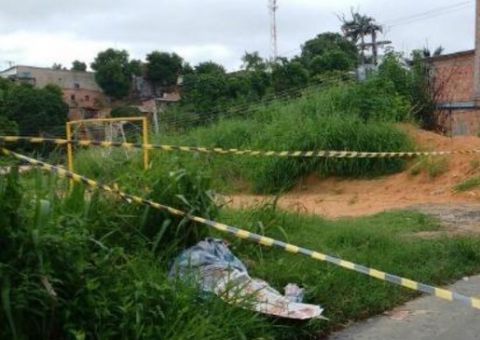 Corpo é encontrado em campo de futebol com pés e mãos amarrados em Manaus