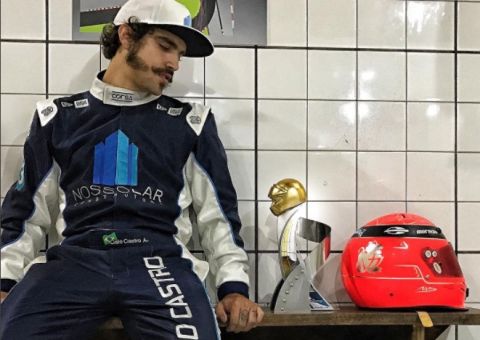 Caio Castro aparece de novo visual no Kart dos famosos