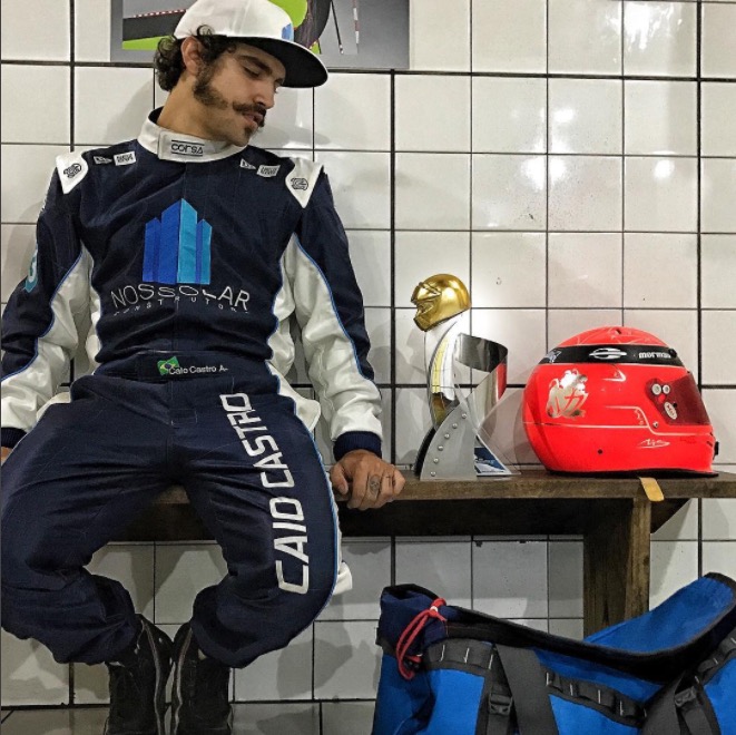 Caio Castro aparece de novo visual no Kart dos famosos