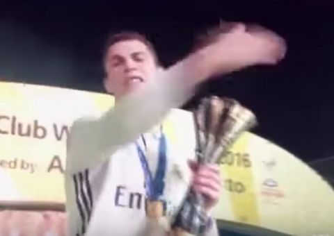 Cristiano Ronaldo se irrita com câmera man durante premiação do Mundial