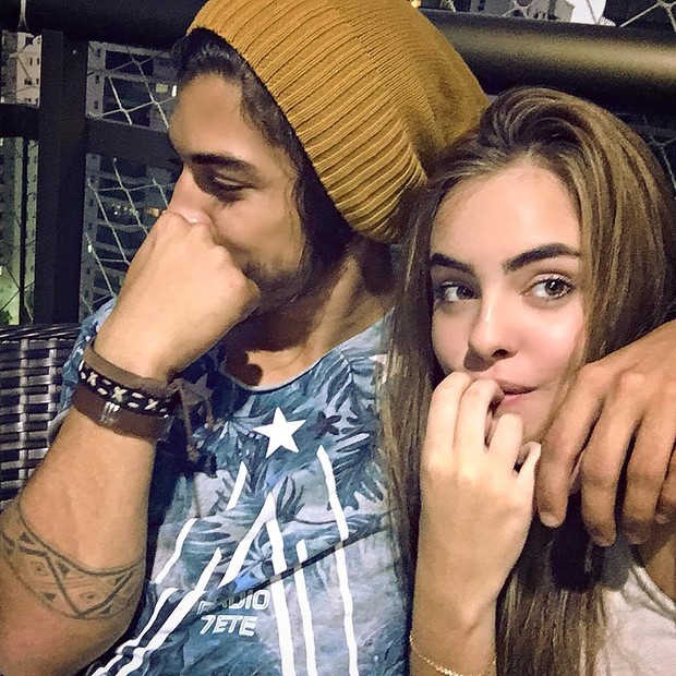 Douglas Sampaio posta foto com mulher e fãs não perdoam