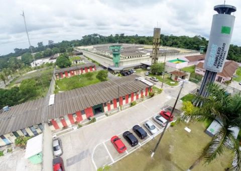 Famílias de presidiários  ocupam área próxima ao Compaj  