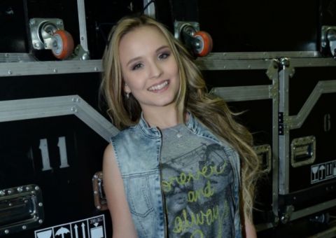 Larissa Manoela posa com presente de Thomaz Costa e ator curte foto