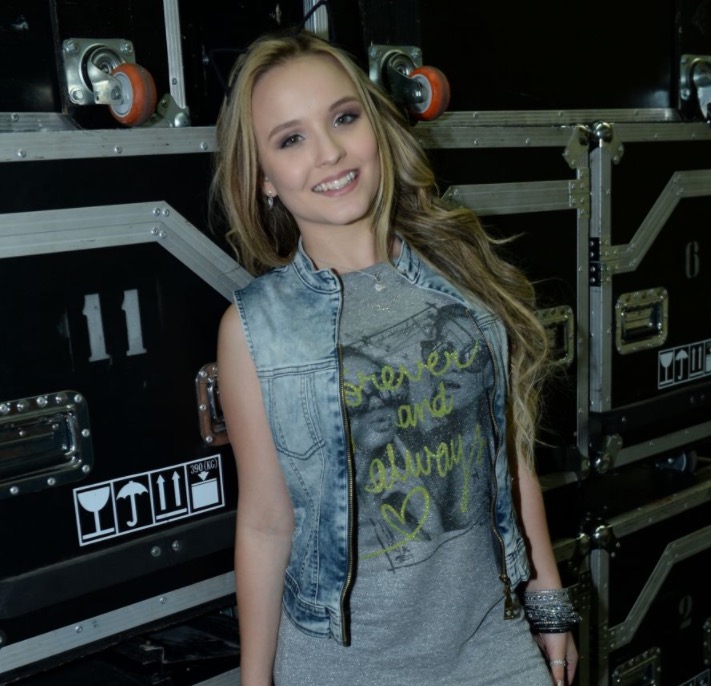 Larissa Manoela posa com presente de Thomaz Costa e ator curte foto