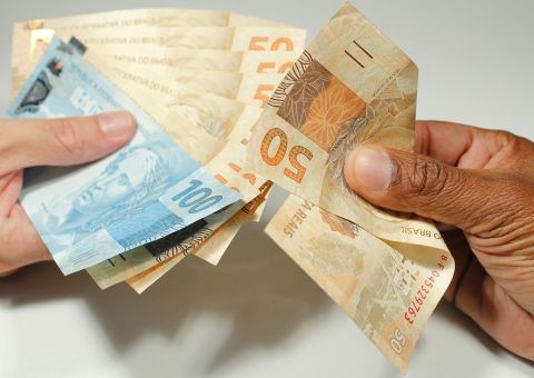 Secretária de Finanças de Maués licita, contrata e recebe pelo serviço prestado