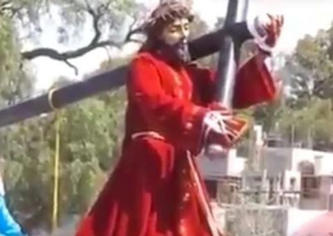Estátua de Jesus Cristo mexe a cabeça e causa pânico