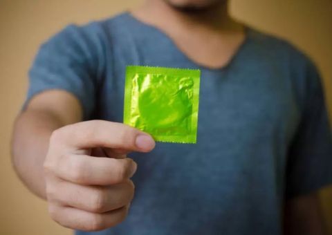 Pesquisa aponta que homens não gostam de usar camisinha com mulheres bonitas 