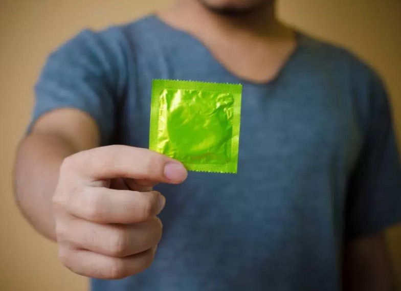 Pesquisa aponta que homens não gostam de usar camisinha com mulheres bonitas 